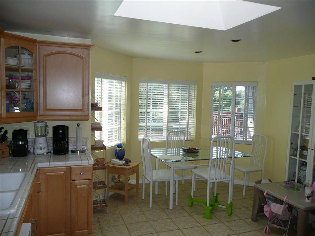 1329Y299175742_W._75th_St_-_kitchen_eating_area_from_near_sink_(Large).JPG
